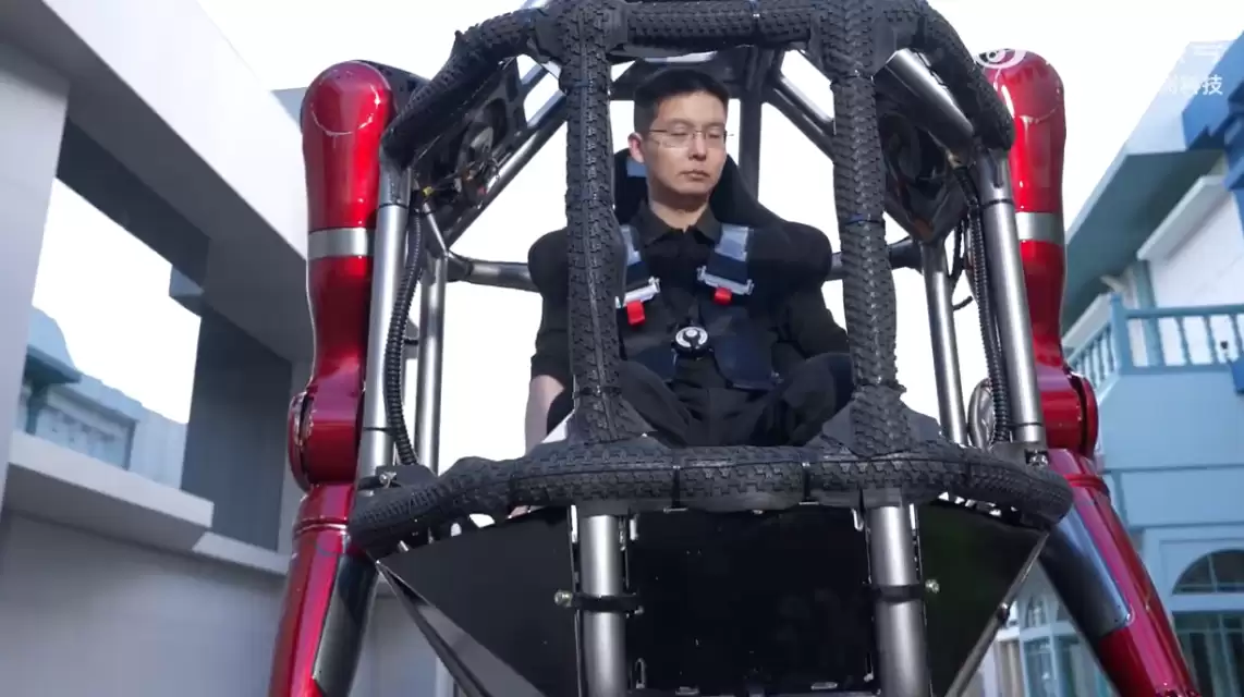 宇树科技发布载人变形机甲GD01：390万元起