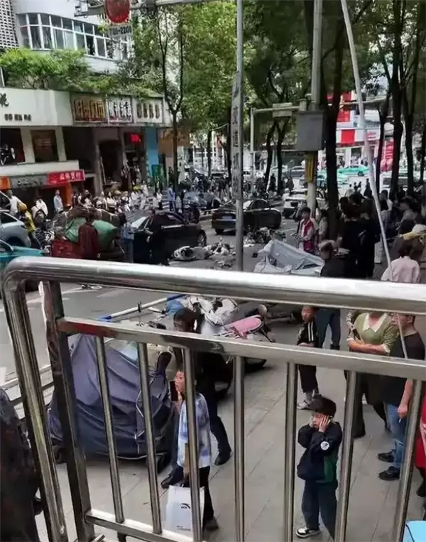 白色奔驰街头狂飙！57岁女医生肇事致2死6伤：专家级身份及多重头衔曝光