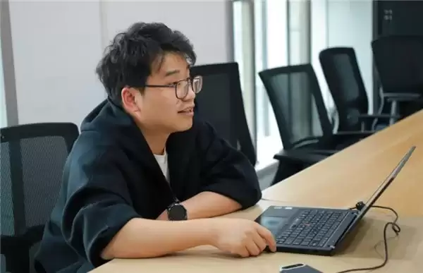 利用 AI 他 22 天再造了工作流程