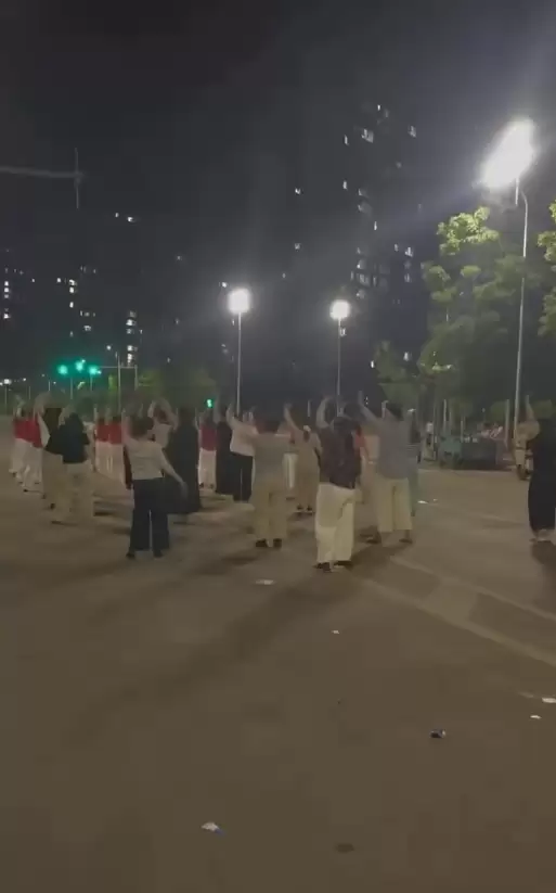 二三十人霸占马路跳广场舞！期间还有车辆穿过 交警回应