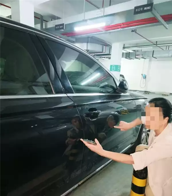 66厘米的缝隙上下车!邻居怀疑车被刮:私装两根铁柱反锁车位 报警也没用
