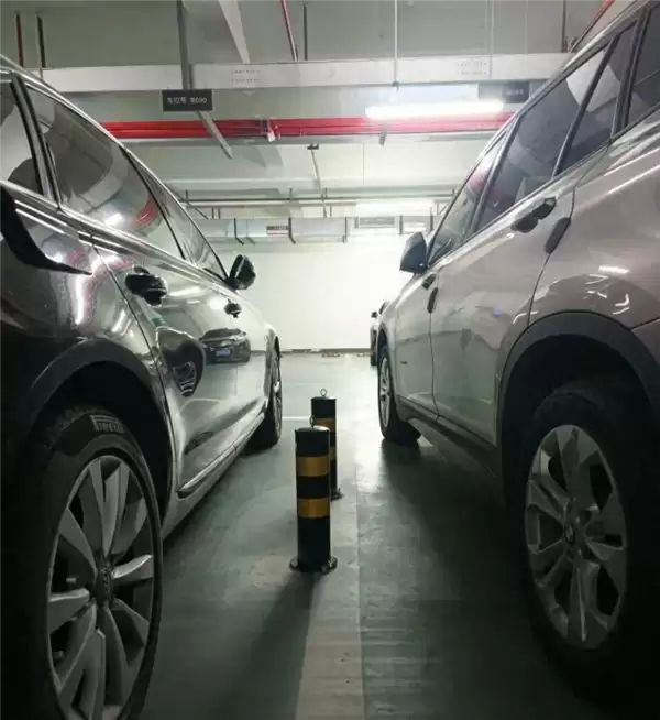 66厘米的缝隙上下车!邻居怀疑车被刮:私装两根铁柱反锁车位 报警也没用