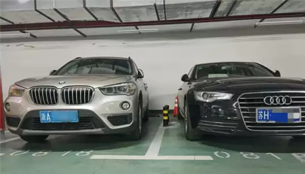 66厘米的缝隙上下车!邻居怀疑车被刮:私装两根铁柱反锁车位 报警也没用
