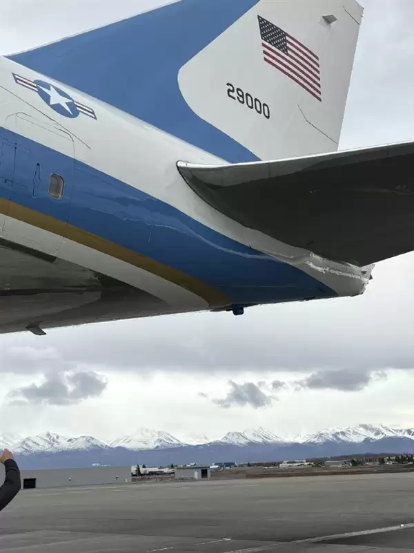 马斯克飞机上发帖：我正乘坐空军一号前往北京！网友求自拍