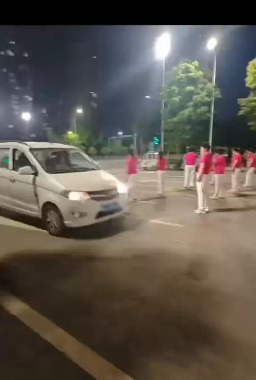 二三十人霸占马路跳广场舞！期间还有车辆穿过 交警回应