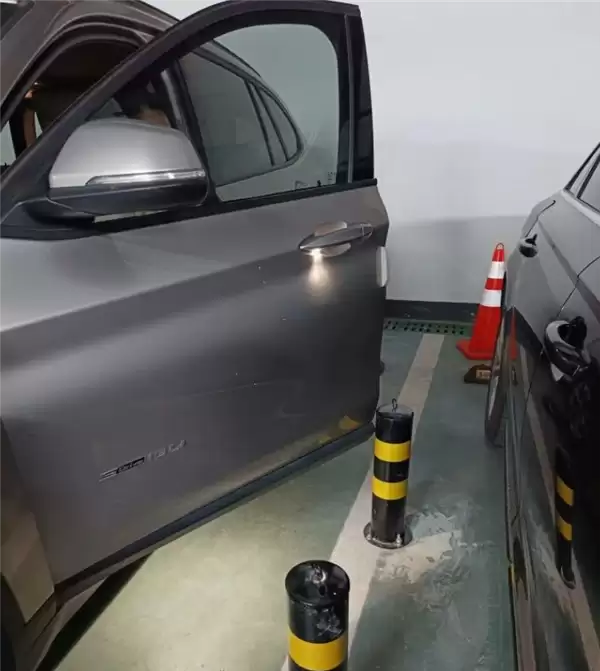 66厘米的缝隙上下车!邻居怀疑车被刮:私装两根铁柱反锁车位 报警也没用