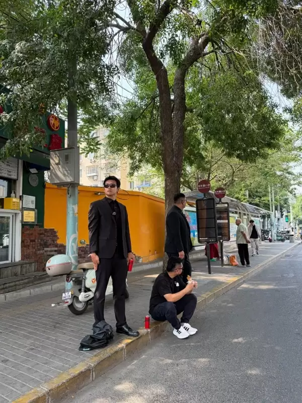 韩路带俩专业保镖闯鬼屋 照样被吓哭：再也不玩了