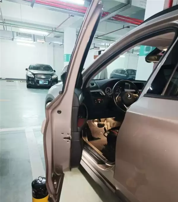 66厘米的缝隙上下车!邻居怀疑车被刮:私装两根铁柱反锁车位 报警也没用