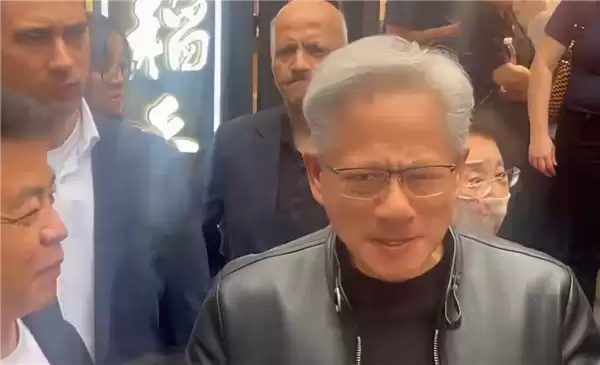 AI教*父黄仁勋穿皮衣现身南锣鼓巷：狂炫老北京炸酱面 喝豆汁露出痛苦面具