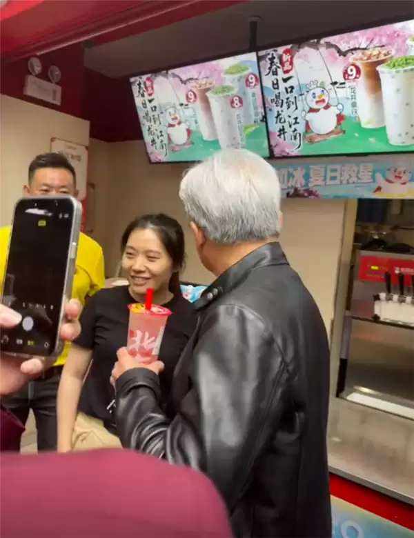 AI教*父黄仁勋穿皮衣现身南锣鼓巷：狂炫老北京炸酱面 喝豆汁露出痛苦面具