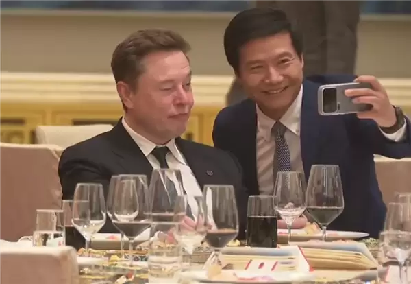 时隔13年再同框！雷军用小米17 Pro与马斯克合影 马斯克Wink表情太俏皮