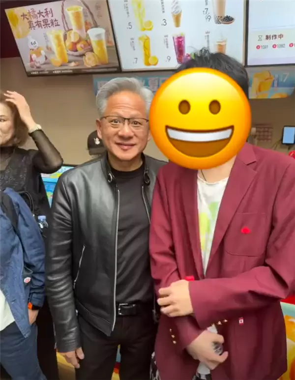 AI教*父黄仁勋穿皮衣现身南锣鼓巷：狂炫老北京炸酱面 喝豆汁露出痛苦面具