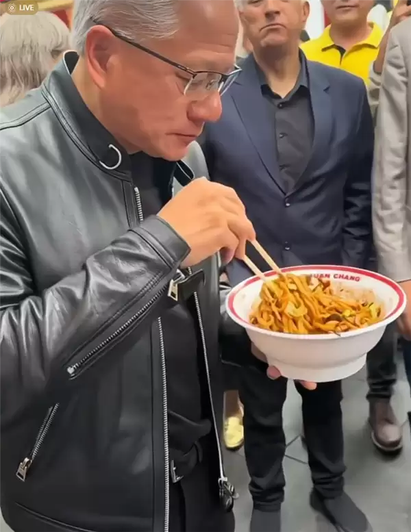 AI教*父黄仁勋穿皮衣现身南锣鼓巷：狂炫老北京炸酱面 喝豆汁露出痛苦面具