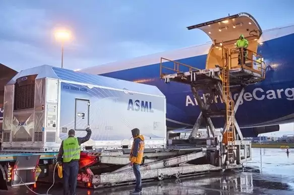 ASML CEO预警：AI芯片短缺将延续数年 新光刻机虽贵但能降成本