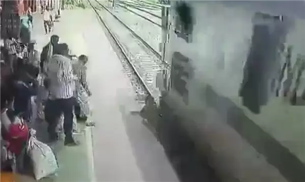 印度两女子为图方便横穿铁轨 遭火车高速撞击身亡