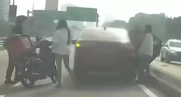 行车途中突酿惊险一幕:马来西亚女子乘网约车 遭司机后视镜紧盯果断跳车