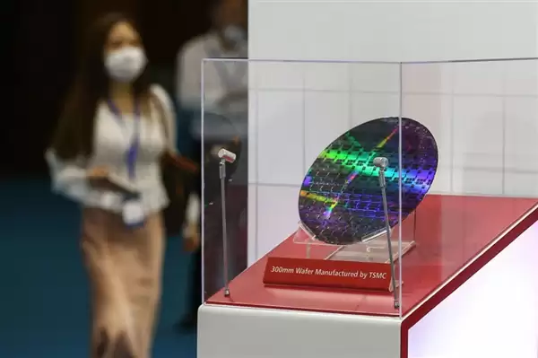 台积电一家独大局面将要终结！英特尔和三星打入果链