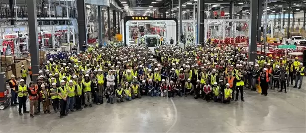 鸽了整整9年！特斯拉首辆Semi电动卡车量产下线