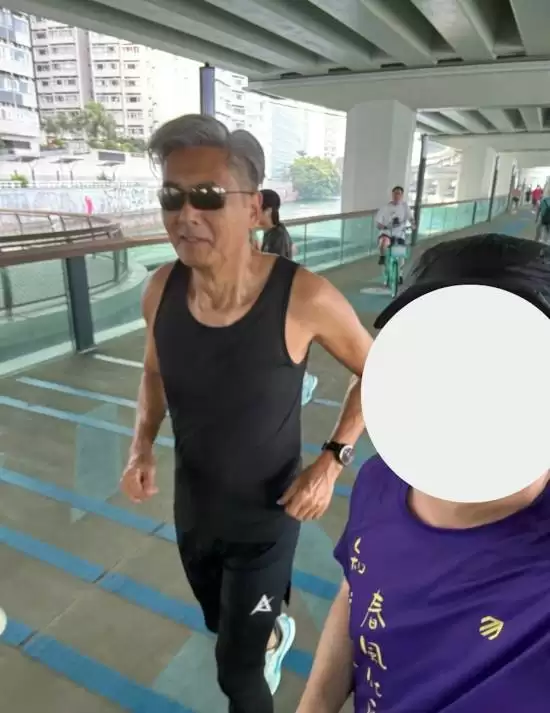 70岁周润发跑步近照流出 双颊凹陷被疑“瘦到脱相”