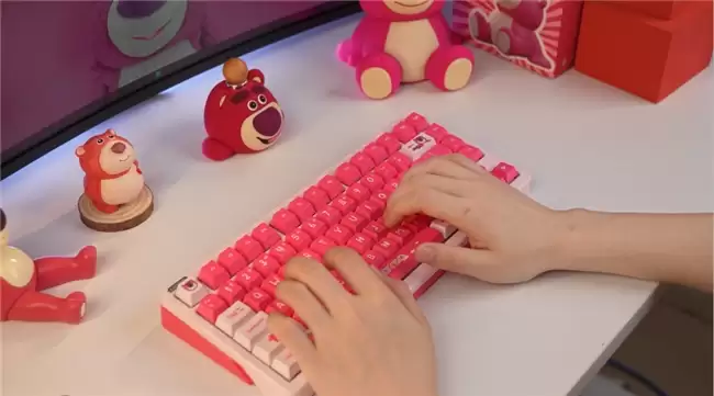 iLovbee B75迪士尼草莓熊联名机械键盘萌趣治愈登场