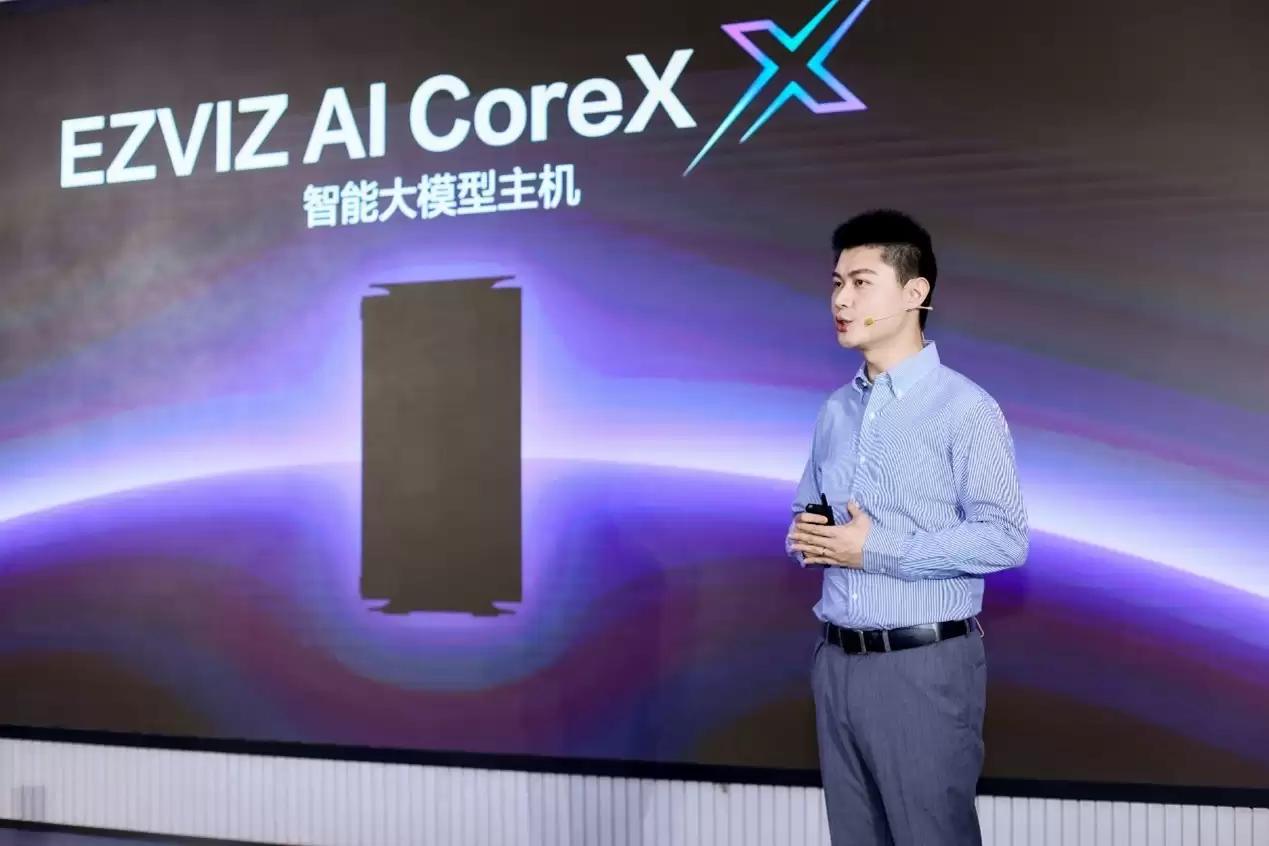 萤石推出AI硬件新品 ：AI随身拍Pika配备前后双4K摄像头