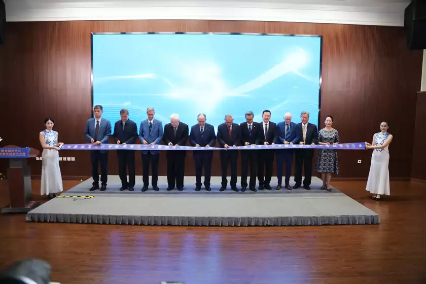 以光影致敬和平 以青春联结世界—— 以光影致敬和平 以青春联结世界——