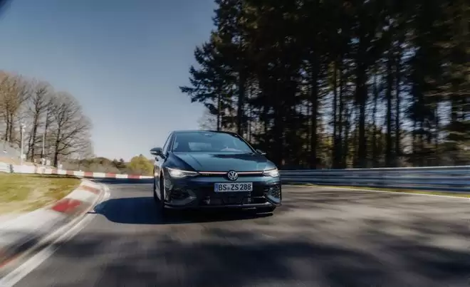 高尔夫 GTI 50 周年版在素以“绿色地狱”之称的纽博格林北环赛道刷新纪录