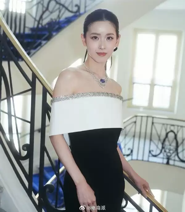 章泽天戛纳晚宴跻身国际顶级圈  黑白礼服搭蓝宝石项链尽显贵气