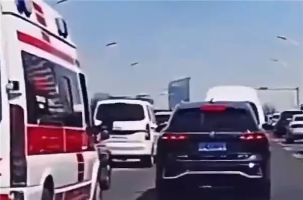 救护车、私家车因路怒互相别挡！警方：双方寻衅滋事均被罚