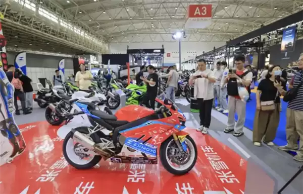 根本拦不住！车展首日2000人排队等试驾 张雪机车凭啥这么火