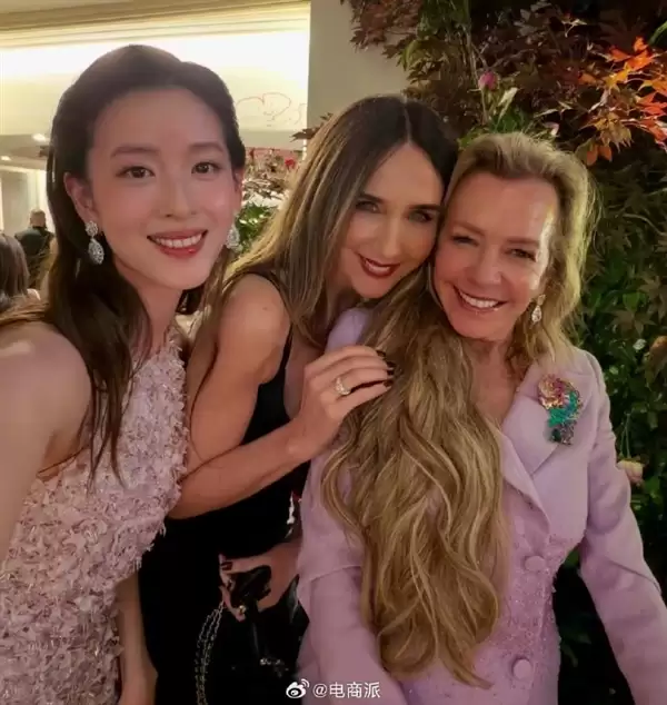 章泽天戛纳晚宴跻身国际顶级圈  黑白礼服搭蓝宝石项链尽显贵气
