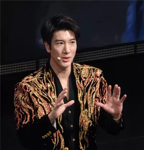 50岁了看着还这么年轻!王力宏重磅亮相腾势N9闪充版发布会