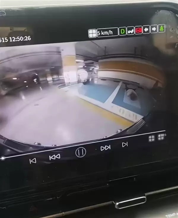 车库泊车遇惊魂一幕:车位上竟躺着人睡觉 险些撞上