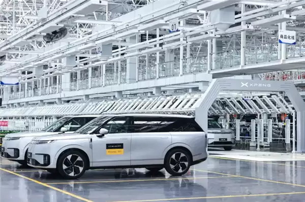 全球车端算力之王！小鹏GX首台Robotaxi量产车下线：搭载4颗自研图灵AI芯片