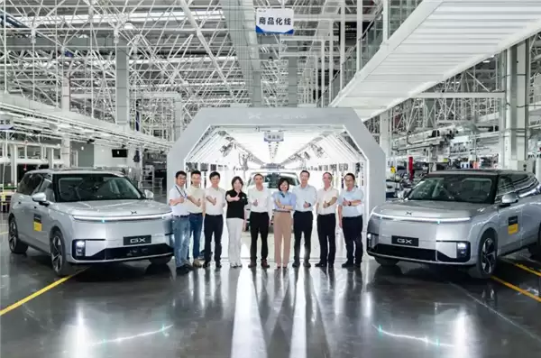 全球车端算力之王！小鹏GX首台Robotaxi量产车下线：搭载4颗自研图灵AI芯片