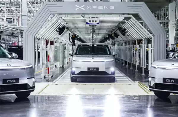 全球车端算力之王！小鹏GX首台Robotaxi量产车下线：搭载4颗自研图灵AI芯片