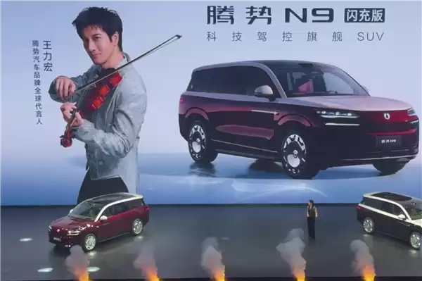 50岁了看着还这么年轻!王力宏重磅亮相腾势N9闪充版发布会
