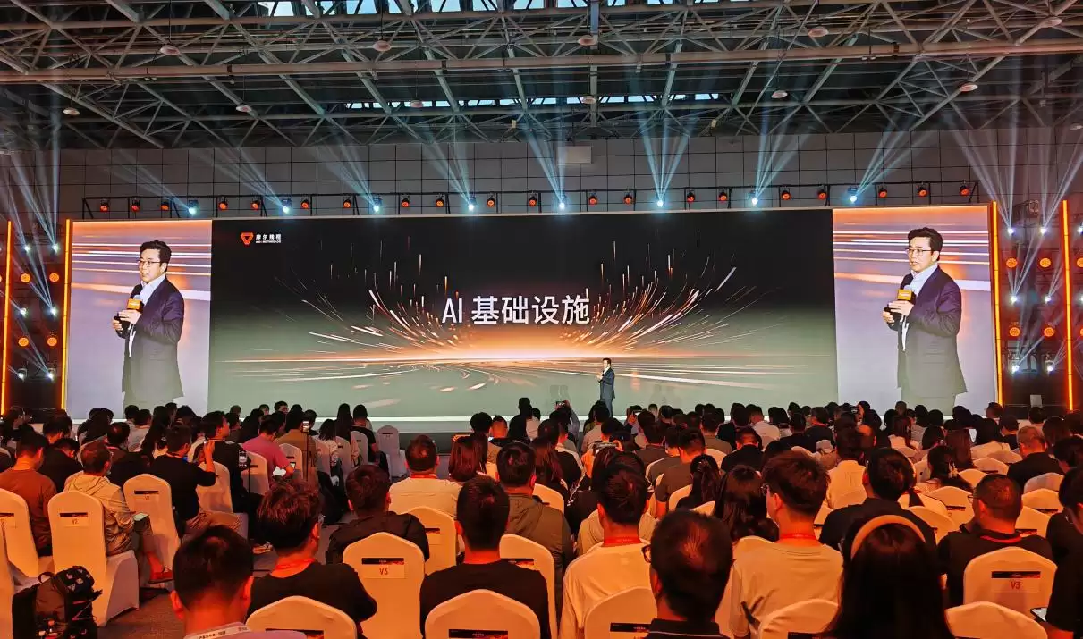 发布会现场或产品展示图片
