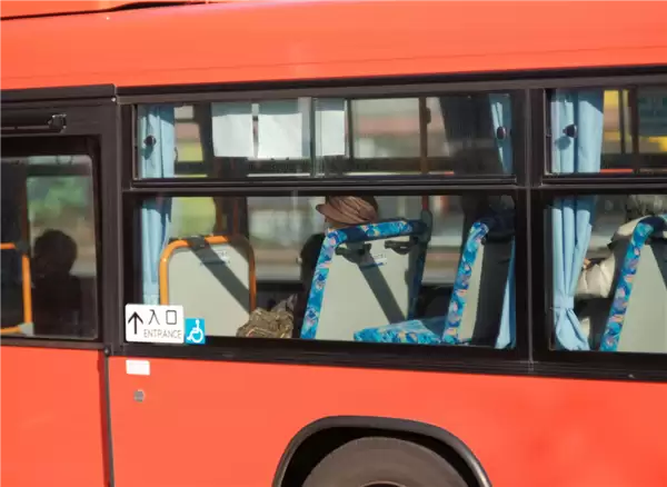大爷大妈跟上班族挤车 市民建议老年卡取消早高峰免费!交通部门回应