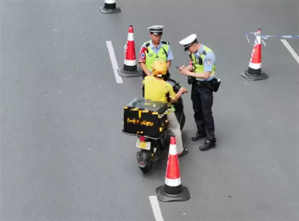 多名骑手车祸受伤!深圳5名外卖站长向骑手售卖超标电车被刑拘