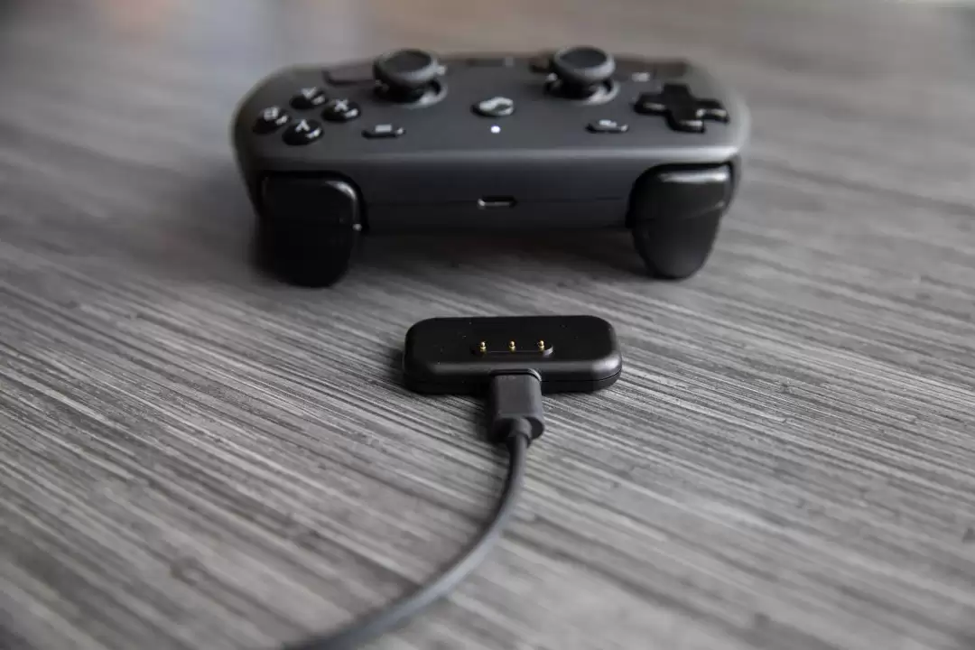 Steam控制器充电器存在重大设计缺陷 短路险些引发火灾
