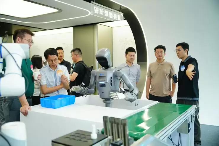 十年出货超10万台，越疆以全栈自研与数据闭环布局具身智能
