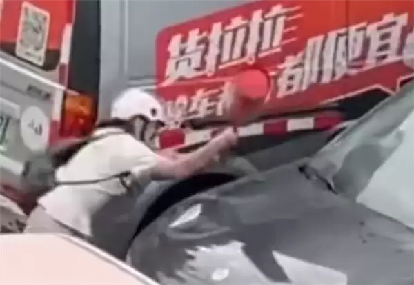 广东一男子因充电位被占 抡灭火器砸车泄愤