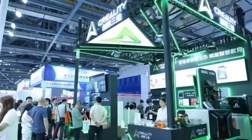 创想三维在高博会上的展台现场，展示了多学科3D打印应用模型