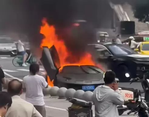 街头惊魂!广州天河一辆兰博基尼突发起火 多声爆响吓坏路人