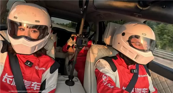 CEO上阵亲测！魏牌V9X 221.8km/h双轮同步爆胎挑战成功：创下全球纪录