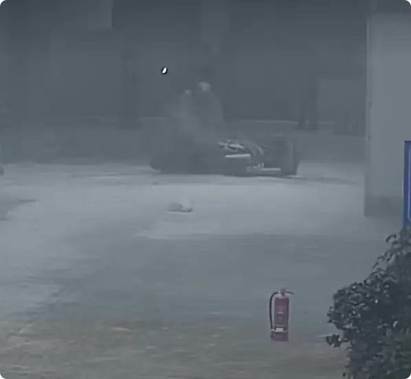 仅3分钟!外卖小哥送餐回来懵了:电动自行车已烧成空架