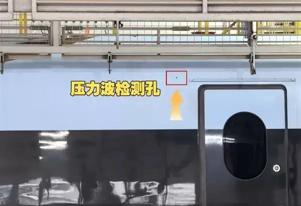 官方揭秘：高铁动车组车头两侧的小圆孔是干啥的