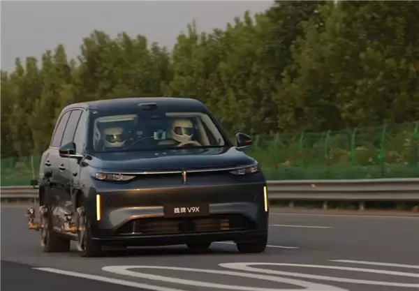 CEO上阵亲测！魏牌V9X 221.8km/h双轮同步爆胎挑战成功：创下全球纪录