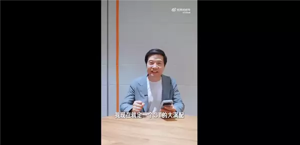 现场给网友展示支付2万定金！雷军：我已下单一台YU7 GT车厘子红大满配 42.99万元